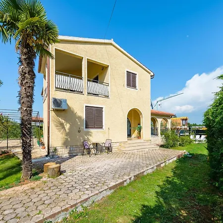 Lejlighed Spacious With Garden Poreč