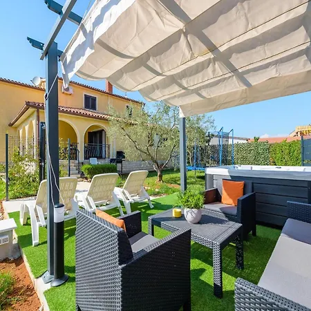 Spacious With Garden Poreč