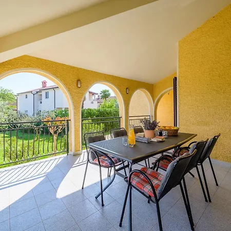 Spacious With Garden Διαμέρισμα Πόρετς