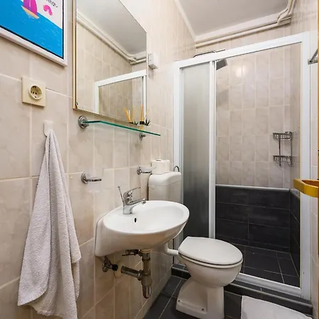 Spacious With Garden *