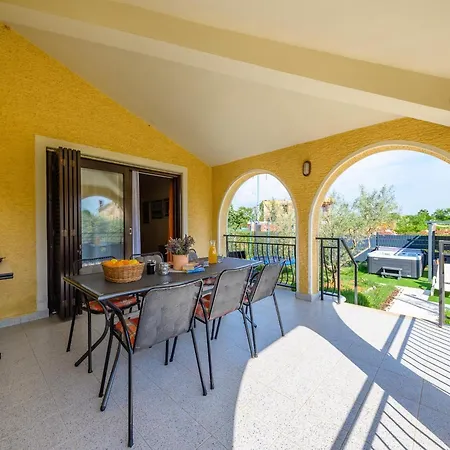 Spacious With Garden Διαμέρισμα *