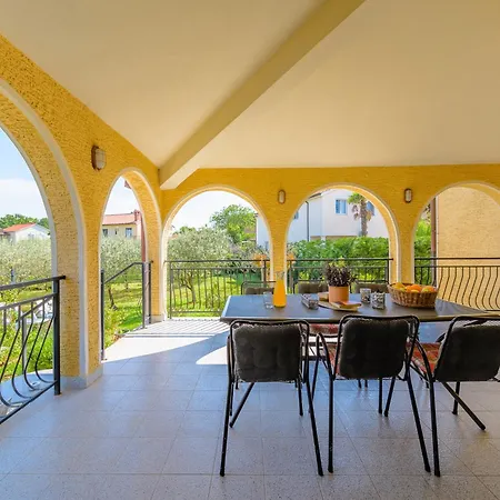Spacious With Garden Poreč