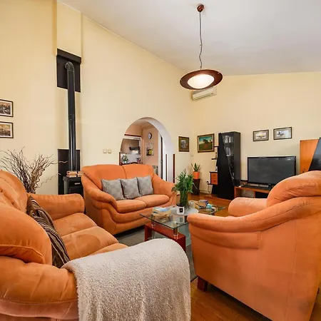 Spacious With Garden Πόρετς