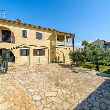 Spacious With Garden Πόρετς
